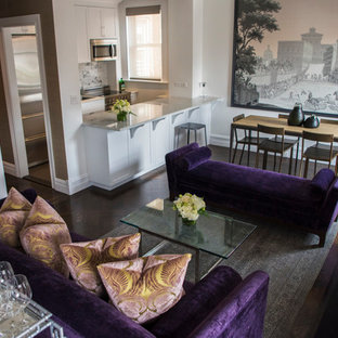 Großes, Offenes Shabby-Look Esszimmer mit weißer Wandfarbe, dunklem Holzboden, Kamin, Kaminumrandung aus Metall und braunem Boden in New York