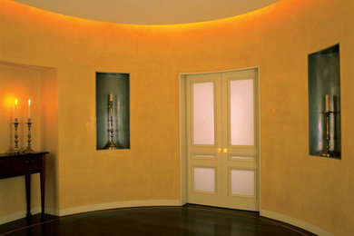 Imagen de comedor tradicional renovado grande cerrado con paredes amarillas, suelo de madera oscura y suelo marrón