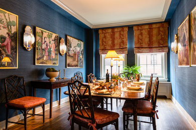 Ejemplo de comedor asiático de tamaño medio cerrado sin chimenea con paredes azules y suelo de madera en tonos medios