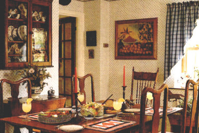 Modelo de comedor de cocina tradicional de tamaño medio sin chimenea con paredes multicolor