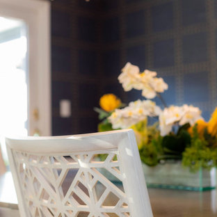 Idee per una sala da pranzo minimal di medie dimensioni con pareti blu, pavimento in legno massello medio, pavimento blu e carta da parati