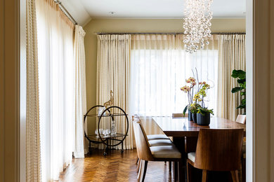 Foto di una grande sala da pranzo minimalista chiusa con pareti beige, parquet scuro, nessun camino e pavimento marrone