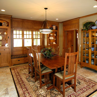 Cette image montre une salle à manger craftsman fermée avec un sol beige.