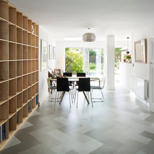 Ispirazione per una sala da pranzo aperta verso il soggiorno contemporanea di medie dimensioni con pareti bianche, pavimento in linoleum e cornice del camino in pietra