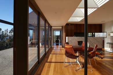 Mittelgroße Moderne Wohnküche mit weißer Wandfarbe und braunem Holzboden in Hobart