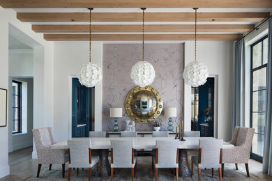 Пример оригинального дизайна: отдельная столовая в стиле неоклассика (современная классика) с белыми стенами, паркетным полом среднего тона, балками на потолке, обоями на стенах и коричневым полом без камина