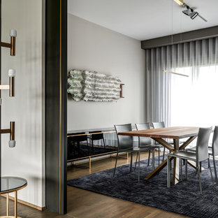 Offenes, Mittelgroßes Modernes Esszimmer ohne Kamin mit beiger Wandfarbe, braunem Holzboden und braunem Boden in Berlin