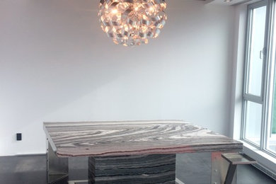 Foto di una grande sala da pranzo aperta verso la cucina moderna con pareti grigie e pavimento in gres porcellanato