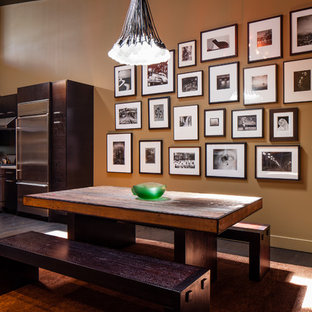 Foto di una sala da pranzo contemporanea con pareti marroni e parquet scuro