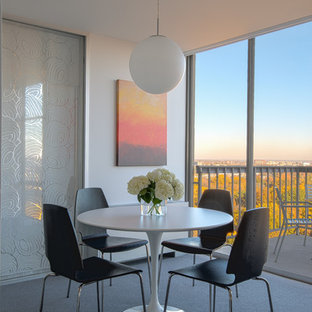 Immagine di una piccola sala da pranzo minimalista