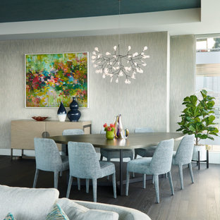 Idée de décoration pour une salle à manger ouverte sur le salon design avec un mur gris, un sol en bois foncé, un sol marron, un plafond en papier peint et du papier peint.
