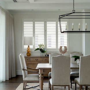 Foto di una grande sala da pranzo classica con pareti bianche, pavimento in legno massello medio, pavimento marrone e soffitto a cassettoni