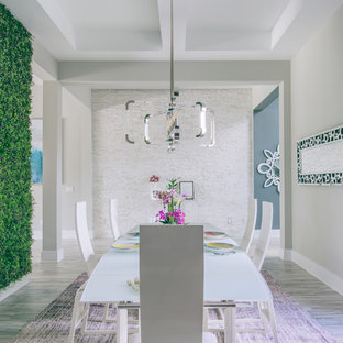 Foto di una grande sala da pranzo minimal chiusa con pareti verdi, moquette e pavimento viola