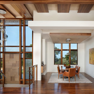 Ispirazione per una sala da pranzo minimalista con pareti bianche e parquet scuro