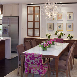 Esempio di una sala da pranzo aperta verso la cucina contemporanea con pareti bianche e parquet scuro