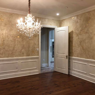 Esempio di una grande sala da pranzo shabby-chic style chiusa con pareti multicolore, parquet scuro, nessun camino, pavimento marrone e carta da parati