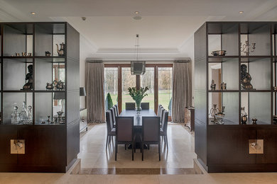 Exemple d'une grande salle à manger ouverte sur le salon tendance avec un sol en marbre.