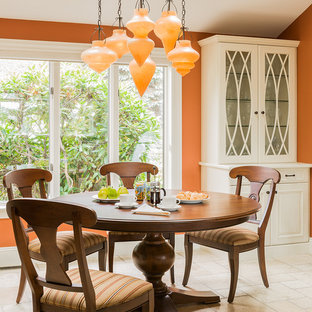 Idée de décoration pour une salle à manger tradition avec un mur orange.