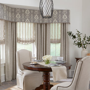 Immagine di una sala da pranzo design chiusa e di medie dimensioni con pareti bianche, pavimento in ardesia, nessun camino e pavimento grigio