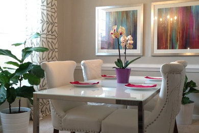 Свежая идея для дизайна: кухня-столовая среднего размера в современном стиле с серыми стенами и ковровым покрытием без камина - отличное фото интерьера