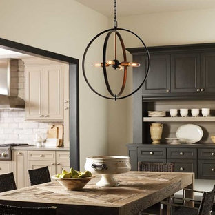 Foto di una sala da pranzo aperta verso la cucina stile americano di medie dimensioni con pareti beige e nessun camino