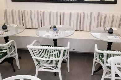 Cette photo montre une salle à manger moderne.
