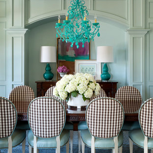 Ispirazione per una grande sala da pranzo boho chic chiusa con pareti blu, parquet scuro e nessun camino