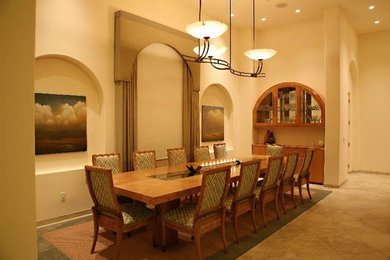 Imagen de comedor de cocina grande con paredes beige y suelo de baldosas de cerámica