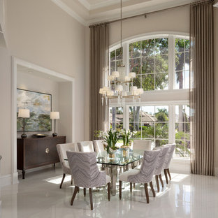 Idee per una grande sala da pranzo mediterranea chiusa con pareti beige, pavimento bianco e pavimento con piastrelle in ceramica