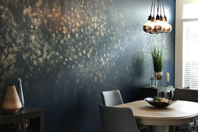Diseño de comedor de cocina clásico renovado de tamaño medio con paredes azules, suelo laminado y suelo marrón