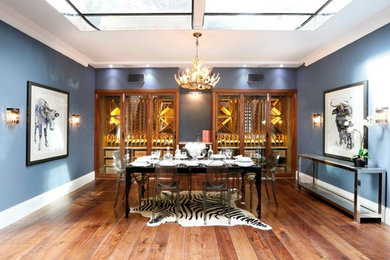 Imagen de comedor contemporáneo grande cerrado con paredes azules y suelo de madera en tonos medios