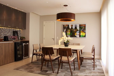 Esempio di una grande sala da pranzo aperta verso il soggiorno minimal con pareti beige, pavimento con piastrelle in ceramica e pavimento beige