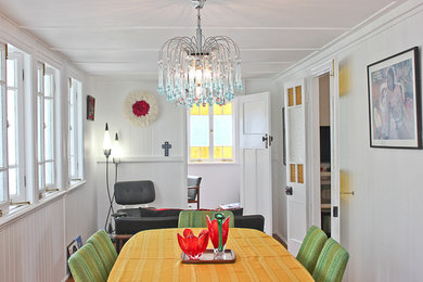 На фото: столовая среднего размера в стиле ретро с белыми стенами и светлым паркетным полом с