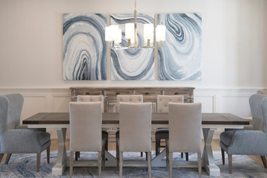 Ispirazione per una sala da pranzo classica chiusa con pareti bianche e pavimento marrone
