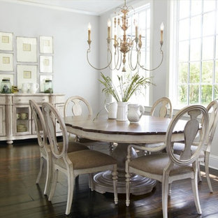 Modelo de comedor romántico con suelo de madera oscura y paredes grises