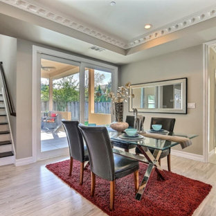 Foto di una sala da pranzo aperta verso il soggiorno mediterranea di medie dimensioni con pareti grigie, parquet chiaro, pavimento beige e soffitto ribassato