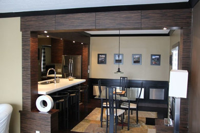 Imagen de comedor de cocina actual de tamaño medio sin chimenea con paredes beige, suelo de madera oscura y suelo marrón