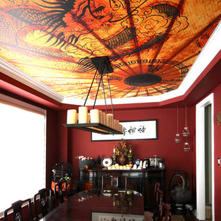 Geschlossenes, Mittelgroßes Asiatisches Esszimmer mit roter Wandfarbe und braunem Holzboden in Toronto