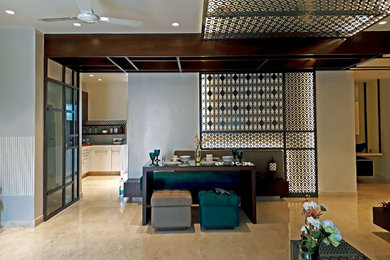 Diseño de comedor contemporáneo pequeño abierto con paredes beige y suelo beige