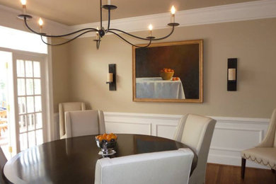 Aménagement d'une salle à manger campagne avec un mur beige, parquet foncé et un sol marron.