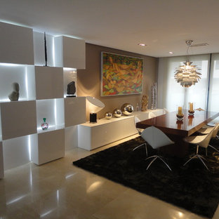 Foto di una grande sala da pranzo moderna con pareti bianche, pavimento in travertino e nessun camino