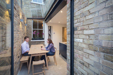 Стильный дизайн: маленькая кухня-столовая в стиле модернизм с белыми стенами и бетонным полом для на участке и в саду - последний тренд