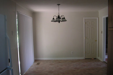 Cette photo montre une salle à manger avec un mur blanc, un sol en carrelage de céramique et aucune cheminée.