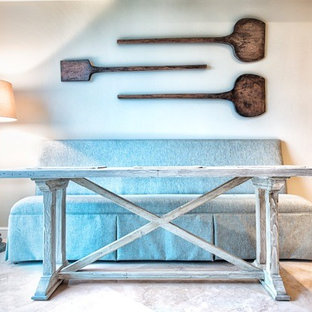 Idéer för mellanstora vintage separata matplatser, med beige väggar och kalkstensgolv
