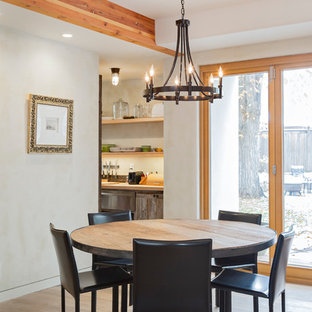 Idee per una sala da pranzo aperta verso il soggiorno stile americano di medie dimensioni con pareti beige, parquet chiaro e pavimento beige