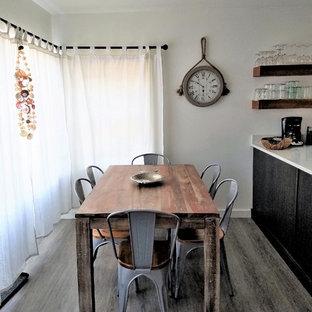 Inspiration för en liten maritim matplats, med vita väggar, vinylgolv och grått golv