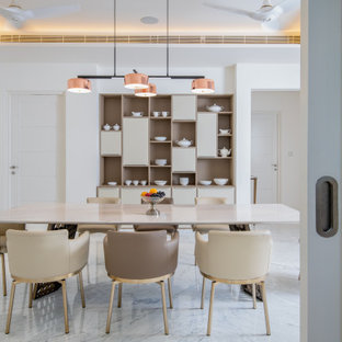 Idee per una sala da pranzo minimal con pareti bianche, pavimento grigio e soffitto ribassato