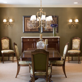 Idee per una grande sala da pranzo classica chiusa con pareti verdi, moquette e nessun camino