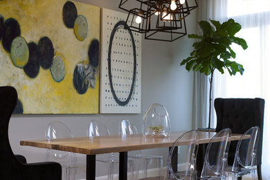 Свежая идея для дизайна: столовая в стиле модернизм с белыми стенами и ковровым покрытием - отличное фото интерьера