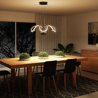 Immagine di una grande sala da pranzo minimal chiusa con pareti beige, pavimento in compensato e pavimento beige